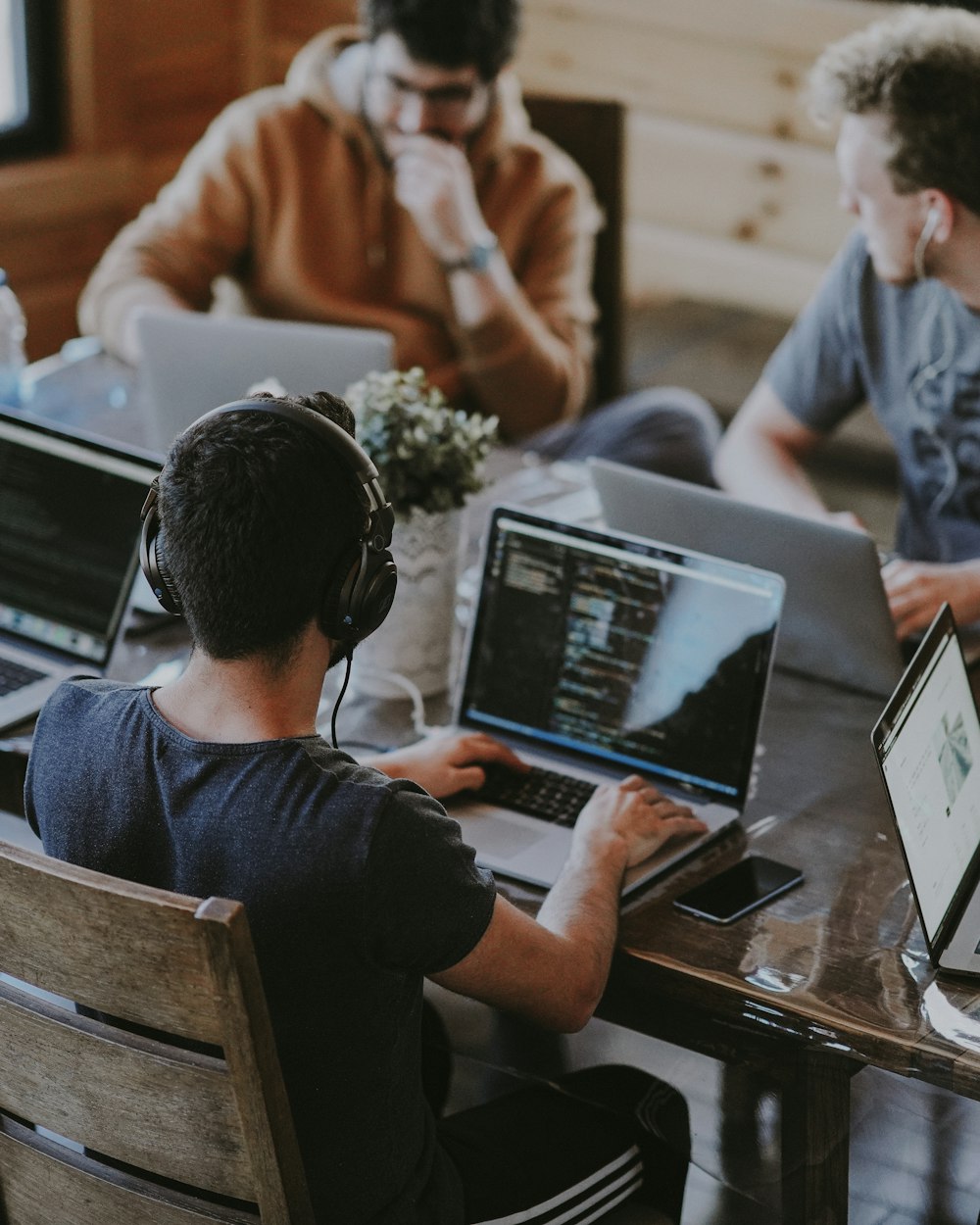 Time de engenharia da Unix Code em operação