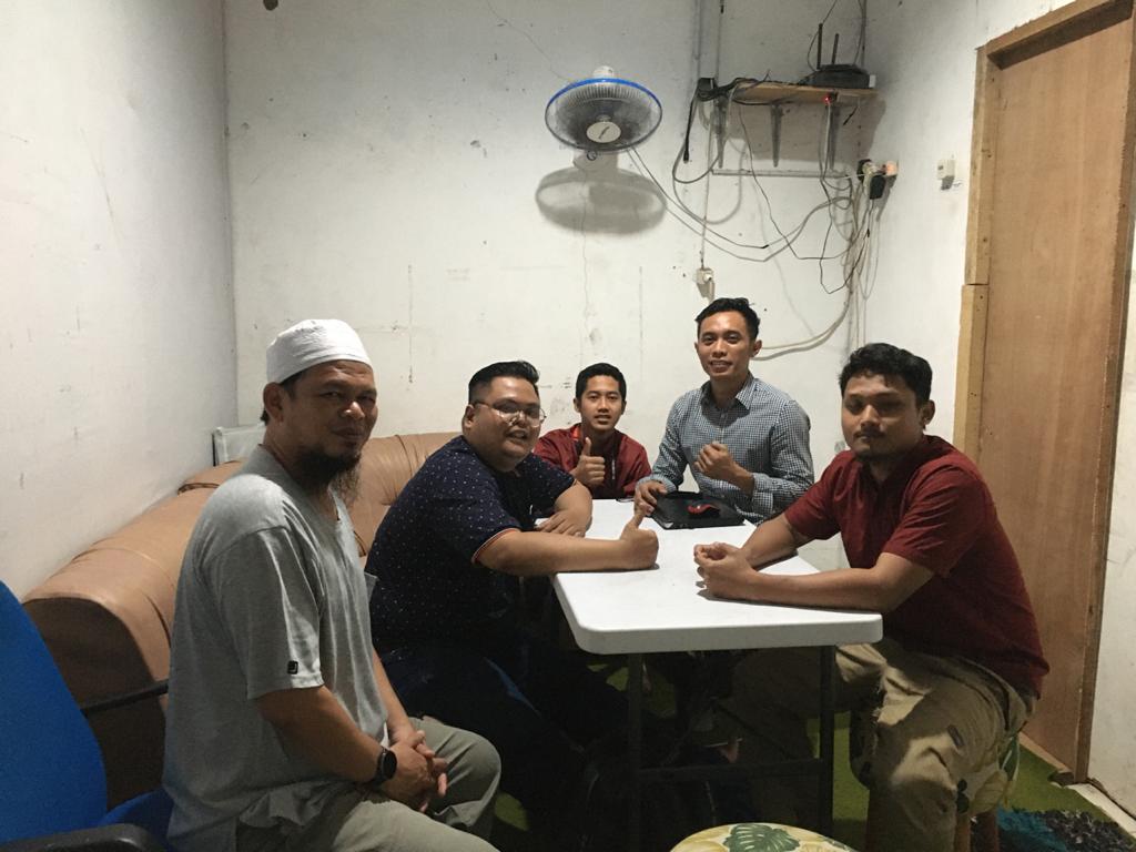 Equipe analisando performance de mídia paga